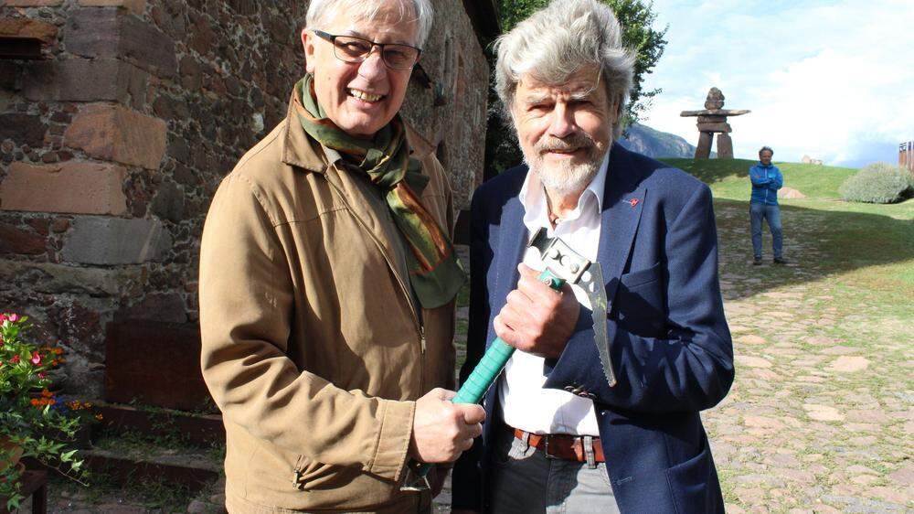 Robert Schauer übergibt Reinold Messner einen legendären Pickel
