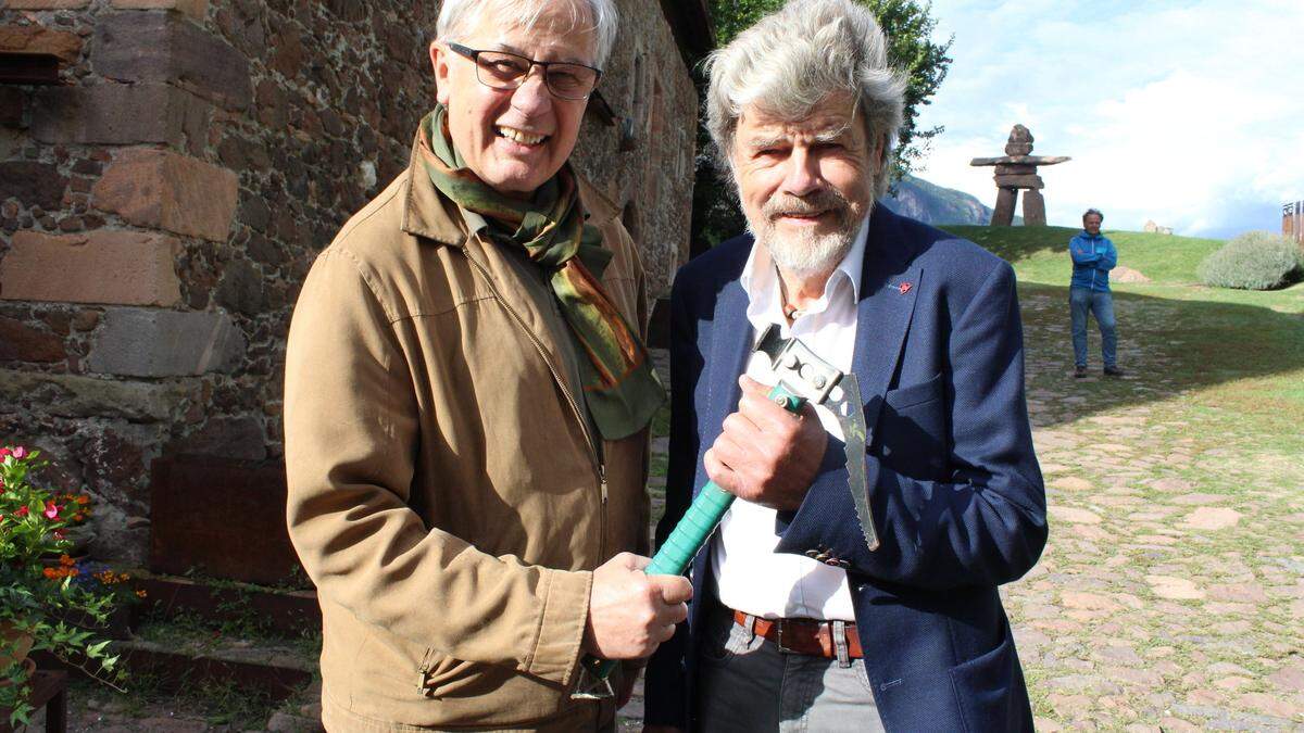 Robert Schauer übergibt Reinold Messner einen legendären Pickel