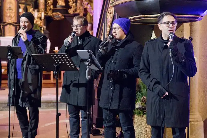 Elf Sängerinnen und Sänger präsentierten Weihnachts-Lieder, Gospels und Traditionals – vorwiegend in englischer Sprache – in einem beeindruckenden A-cappella-Konzert.