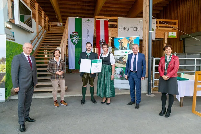Ausgezeichnet wurde der Betrieb u.a. von Tierschutz-Ombudsfrau Barbara Fiala-Köck, den Landesräten Hans Seitinger und Anton Lang sowie Kammer-Vizepräsidentin Maria Pein.
