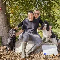 Haben ihre kulinarische Leidenschaft für Trüffel zum „Beruf“ gemacht: Peter und Nikki Durnig mit ihren Hunden Jonny und Alba