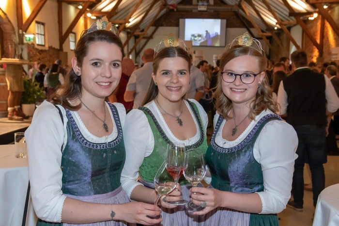 Die steirischen Weinhoheiten: v.l.n.r. Weinprinzessin Maria, Weinkönigin Katja und Weinprinzessin Lisa