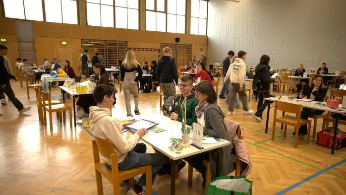 In 10 Minuten herausfinden, ob es zwischen dem Wunscharbeitgeber und den Bewerbern funkt – darum geht es beim Lehrlings-Speed-Dating am 3. November in der Stadtwerke-Hartberg-Halle