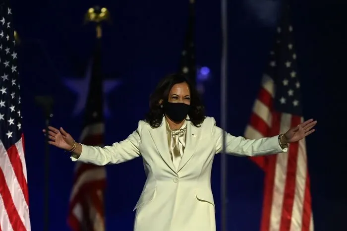 Harris bedankte sich ebenfalls bei den Wählern: Diese hätten Hoffnung und Einheit, Anstand, Wissenschaft "und ja, Wahrheit" gewählt.
