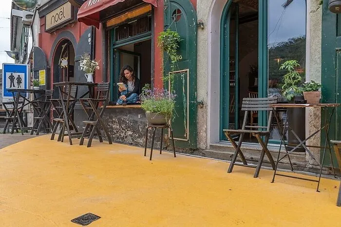 Anstatt den Straßenraum niveaugleich zu gestalten, wurde nur teils neu asphaltiert.