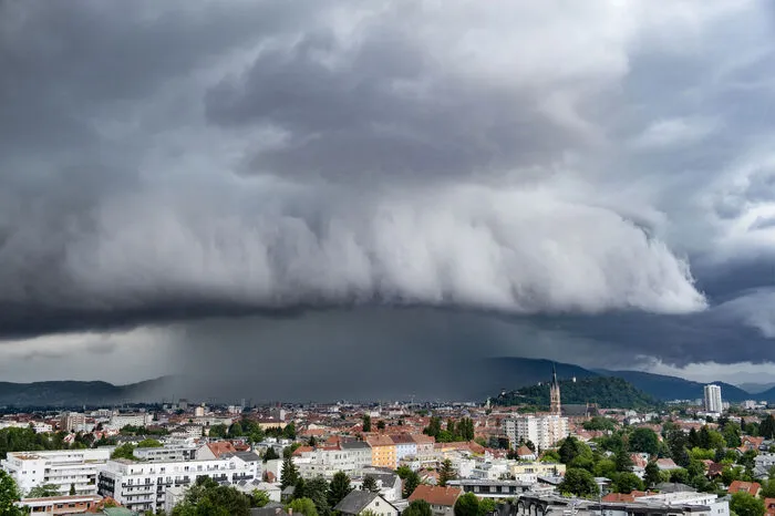 Clemens Humeniuk dokumentierte im Juni 2020 dieses Gewitter exakt über Graz