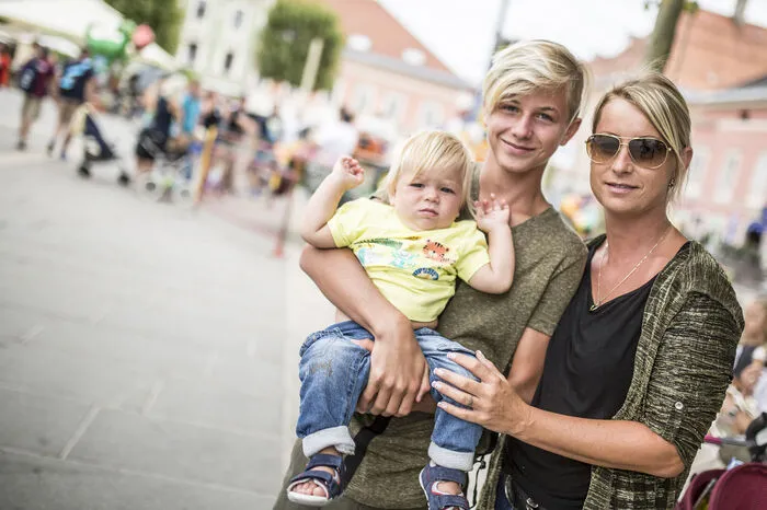 Weil es nicht zu heiß ist, zieht es viele Besucher vor allem Familien in die Innenstadt. Viele stöbern am Flohmarkt oder lassen sich vom Kinderprogramm begeistern.