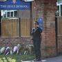 Blumen vor der Holt School in Wokingham: Unter anderem tötete der Libyer im Park von Reading auch einen Lehrer