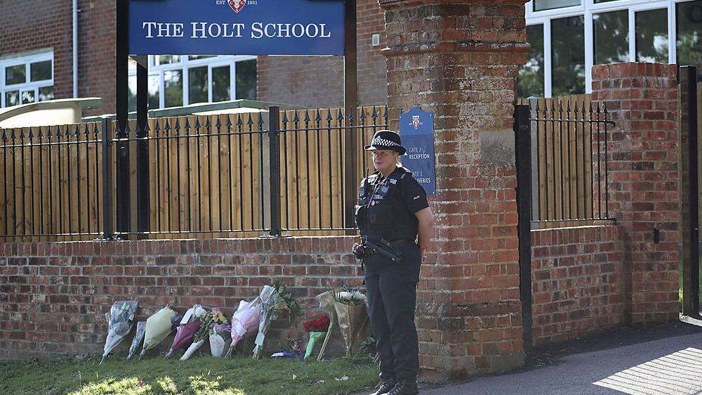 Blumen vor der Holt School in Wokingham: Unter anderem tötete der Libyer im Park von Reading auch einen Lehrer