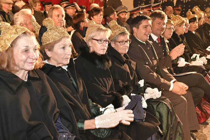 Die Spittaler Goldhaubenfrauen mit Landtagsabgeordnetem Christoph Staudacher und Bürgermeister Gerhard Pirih.