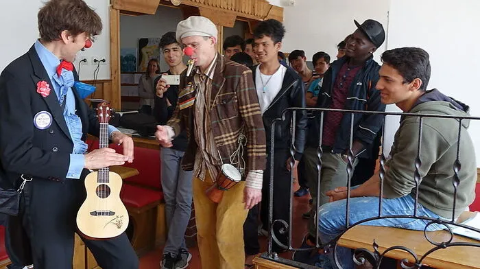 Auf Anhieb haben Django Fandango (rote Fliege) und Kolia einen Draht zu den Burschen, die für einige Momente wieder Kind sein dürfen