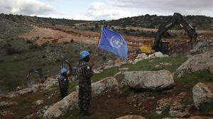 Blauhelme mit UN-Flagge zu Fuß in steinigem Gelände. | UNIFIL überwacht seit 1978 das Grenzgebiet zwischen Israel und dem Libanon. Der Blauhelmeinsatz gilt als eine der ältesten aktiven UNO-Beobachtermissionen. Gegenwärtig sind etwas mehr als 10.000 Soldaten an dem Einsatz beteiligt, darunter 175 Bundesheersoldaten.