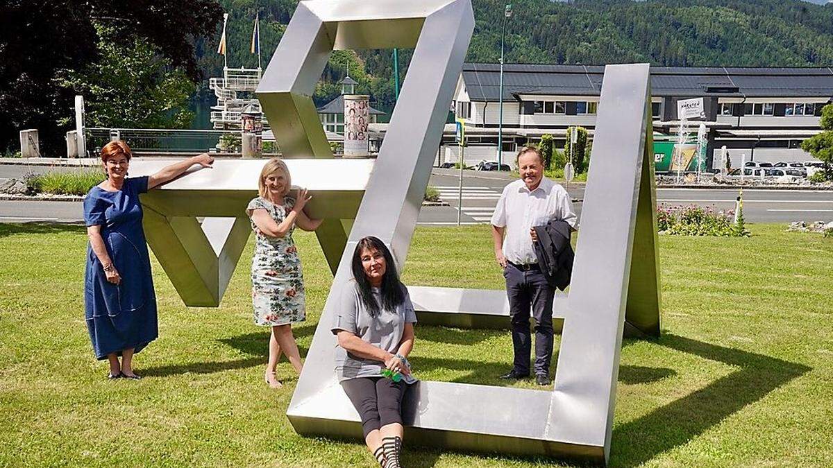 Vor der Skulptur von Rene Fadinger -  Ina Maria Lerchbaumer, Annette Lang, Petra Weißenböck, Johann Schuster