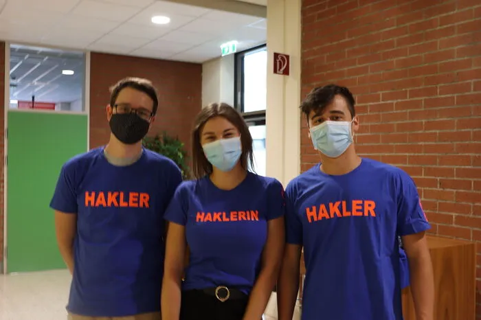 Christian Paierl, Eva Harb und Andreas Kuwal aus dem vierten Jahrgang haben die Erstklässler heute begrüßt.