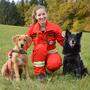 Angelika Brandl ist bereits mit ihrem zweiten Hund Balu (rechts) im Einsatz, Cooper ist noch in Ausbildung