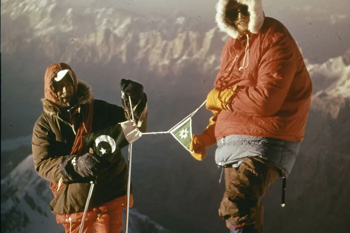 Herbert Zefferer und Hanns Schell auf dem Gipfel des Hidden Peak (auch genannt Gasherbrum I): 11. August 1975.