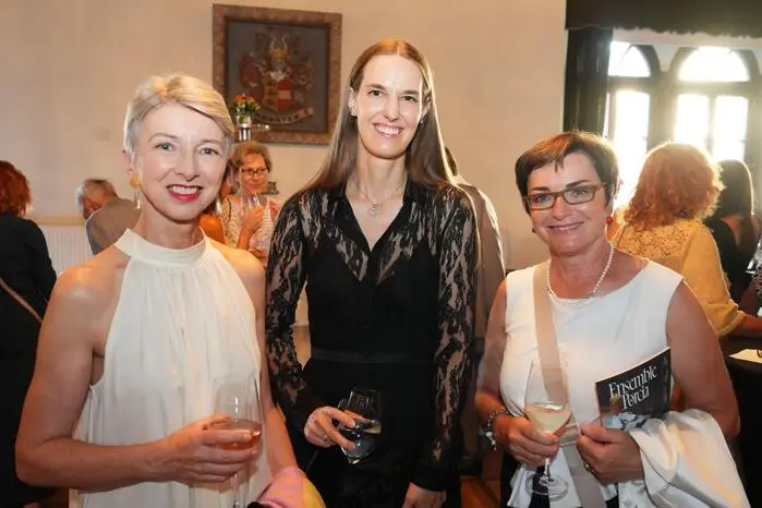 Landesrätin Gaby Schaunig, Vereinspräsidentin Andrea Samonigg-Mahrer (Verein Komödienspiele Porcia) und Landesrätin Beate Prettner
