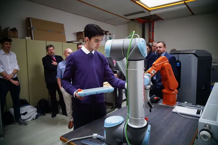 Das Labor dürfen die Schüler, die ja über die entsprechende Expertise und Einschulung verfügen, auch in ihrer Freizeit nutzen. Künftig soll es auch nach außen hin geöffnet werden, um Menschen zu helfen, ihre Start-up-Ideen zu verwirklichen.