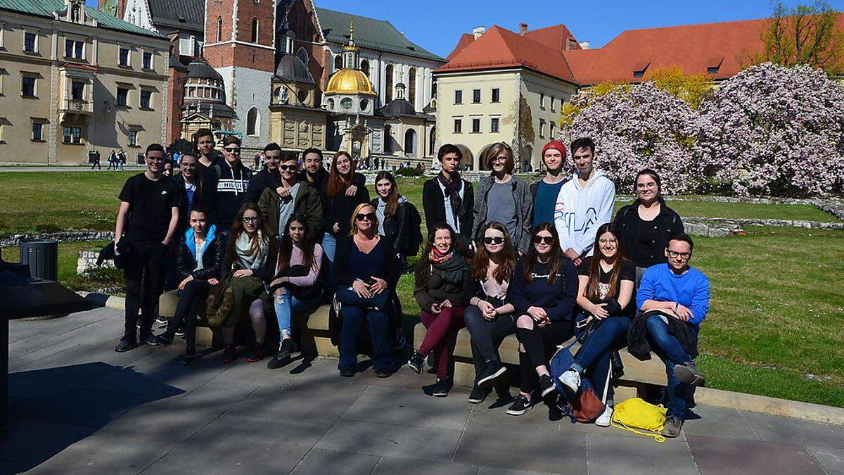 23 Schüler des BG/BRG/BORG Köflach reisten in den Osterferien nach Polen - hier befinden sie sich vor der Wawel Kathedrale