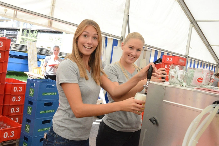 Villacher Bier für das Publikum: Alina Hohenberger und Katharina Himmel