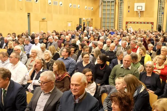 Obmann Gernot Zechner und seine 53 Musiker konnten anlässlich des Jubiläums unter anderem Landtagsabgeordneten Günter Leikam, „Hausherrn“ Bürgermeister Harald Jannach, Blasmusikverband-Bezirksobmann Hermann Posarnig, Steuerberaterin Ines Russling, die Medizinerinnen Birgit Tamegger und Sabine Wolkenstein, Bildungswerk-Bezirksobmann Karl Huber, Musikschuldirektorin Barbara Kahlhammer, Faschingsgilde Frauenstein-Obmann Maximilian Elleberger-Märker, Feuerwehrkommandanten Herbert Passegger, Schauspieler Günter Komaier sowie den ehemaligen St. Veiter Bezirkspolizeikommandanten Horst „Jessi“  Jessenitschnig willkommen heißen. 