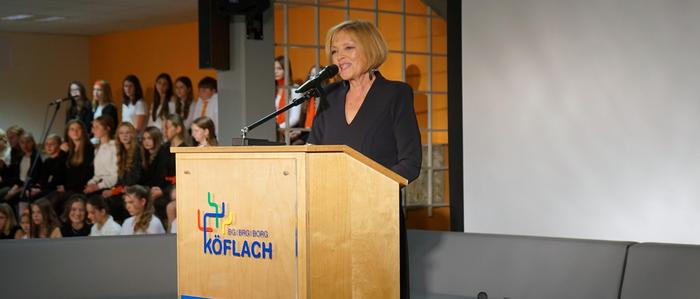 Da ahnte sie noch nichts von dem Anschlag: Gudrun Finder bei der Jubiläumsfeier im Gymnasium