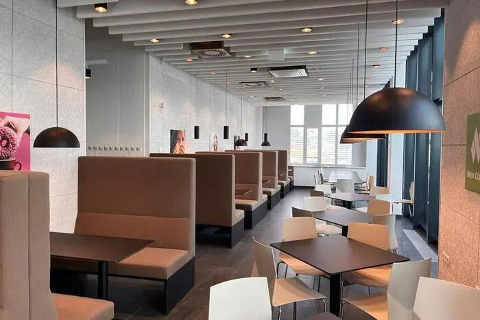 Das Mensa-Cafe ist zweckmäßig, aber nicht ungemütlich.