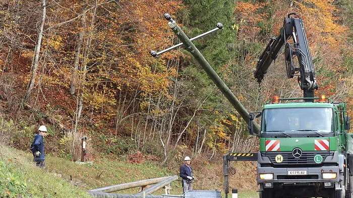 Noch immer sind mehr als 1000 Haushalte in Unterkärnten ohne Strom. Die Aufräumarbeiten sind zum Teil schwierig