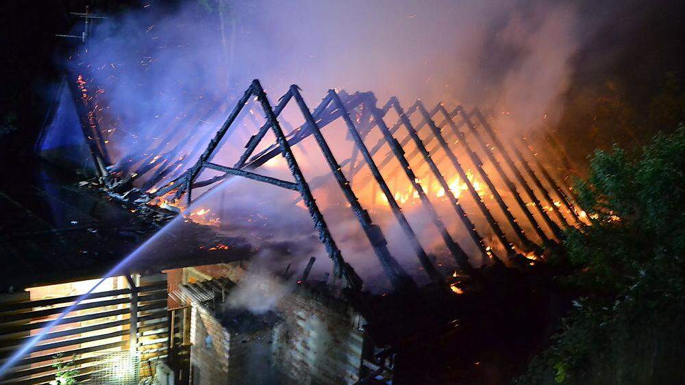 Der Dachstuhl des Wirtschaftsgebäudes brannte völlig aus