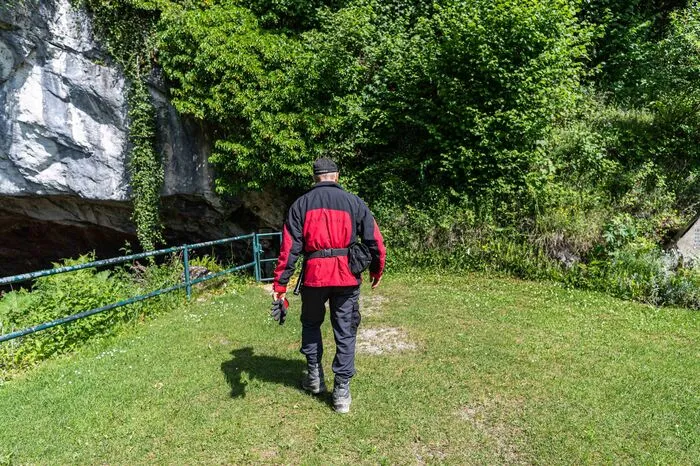 ... dann geht es auch schon los. Warme Kleidung ist empfohlen, immerhin hat es hier im Durchschnitt fünf Grad.