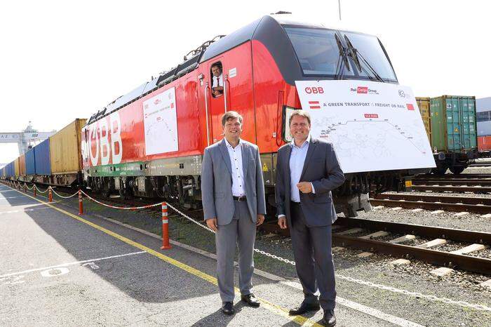 Christian Steindl, Cargo Center Graz (links), und Thomas Kargl, Rail Cargo Austria, vor dem Güterzug aus China