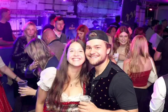 Regelrecht gestürmt wurde ab 21 Uhr die LKW-Disco auf 5 Sattelschleppern, bei der DJ Hulio mit seinen fetzigen Rhythmen für Begeisterung sorgte. 