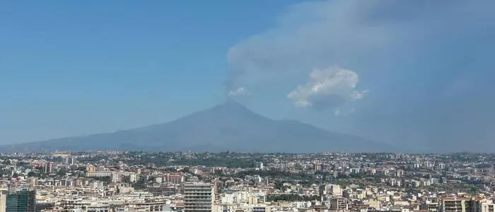 Sicht auf den Vulkan Ätna mit Häusern der Stadt Catania im Vordergrund