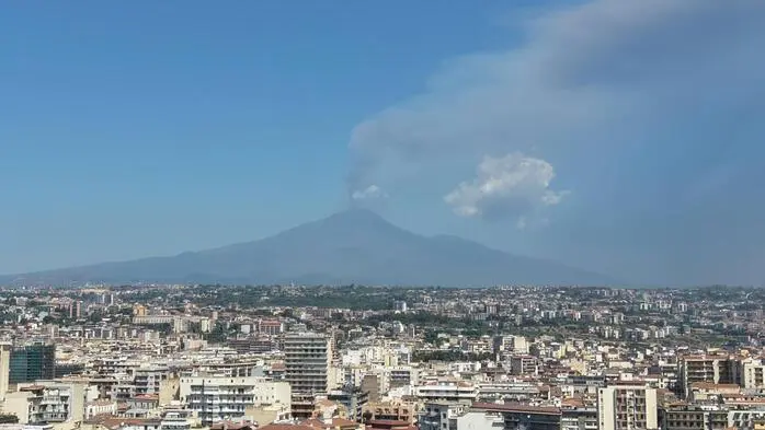 Sicht auf den Vulkan Ätna mit Häusern der Stadt Catania im Vordergrund