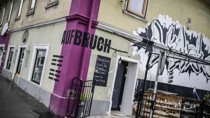 Graffiti auf der Außenfassade weisen auf das kreative Schaffen im Gebäudeinneren hin.