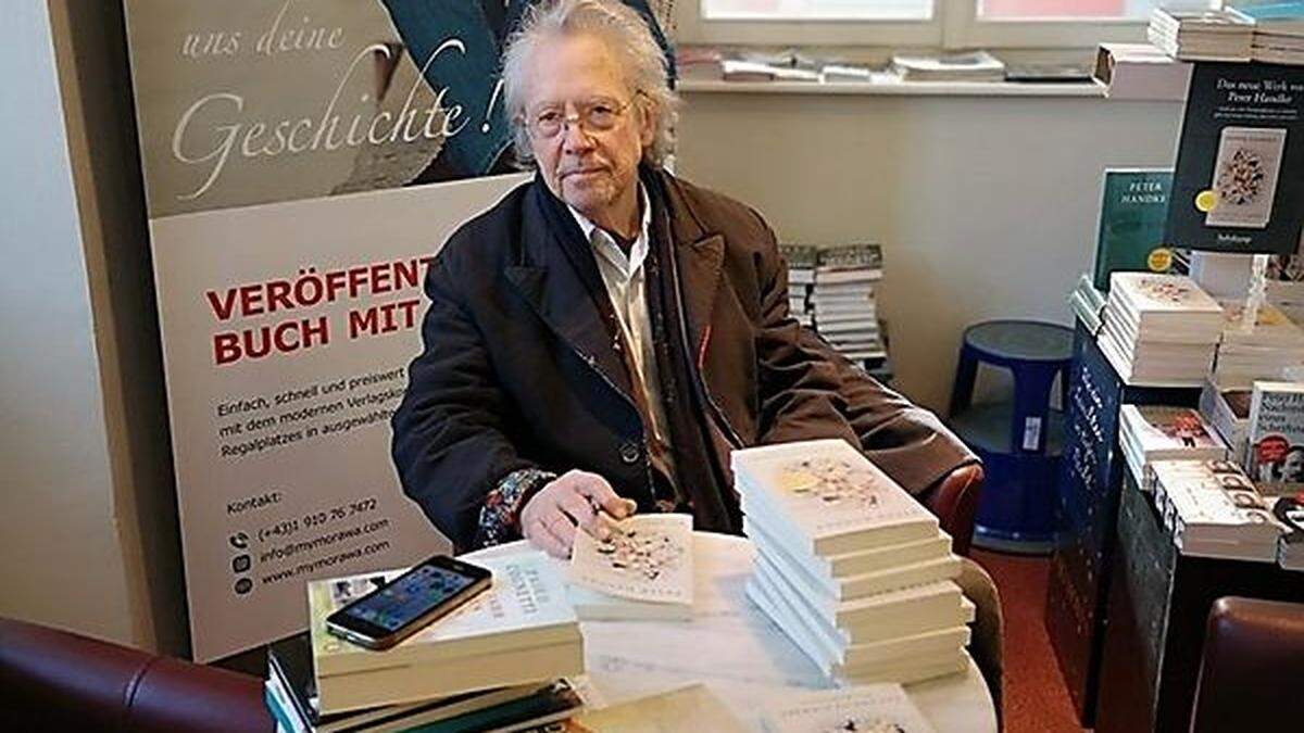 Peter Handke signierte einige Bücher seines neuen Werkes &quot;Das zweite Schwert&quot;