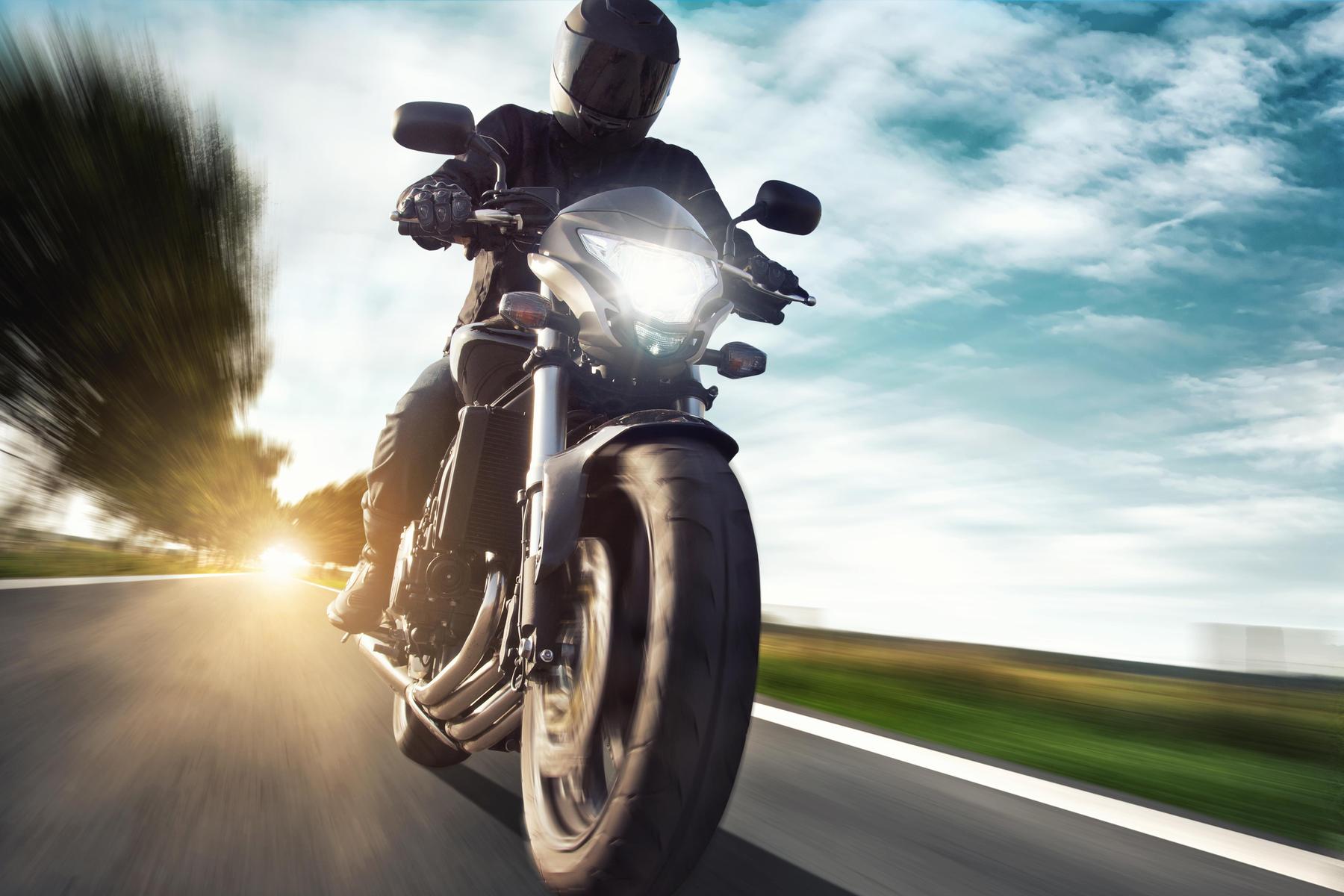 Durch die Luft katapultiert: Motorradlenker (20) kollidiert bei Überholmanöver frontal mit Pkw