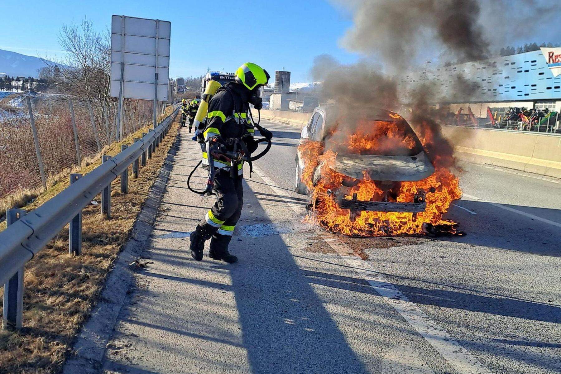 Zeitgleich zwei Einsätze | Auto auf der S 36 stand in Flammen
