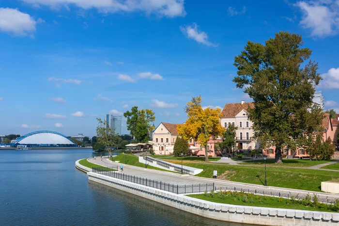 Minsk war gleich mehrfach auf dem Durchmarsch Richtung Russland Opfer verheerender Zerstörungen: Unterhalb der Altstadt, direkt am Ufer des Fluss Swislatsch, befindet sich die Traezkae-Vorstadt (Dreifaltigkeits-Vorstadt). Sie ist ein rekonstruiertes altstädtisches Viertel aus dem 19. Jahrhundert-.