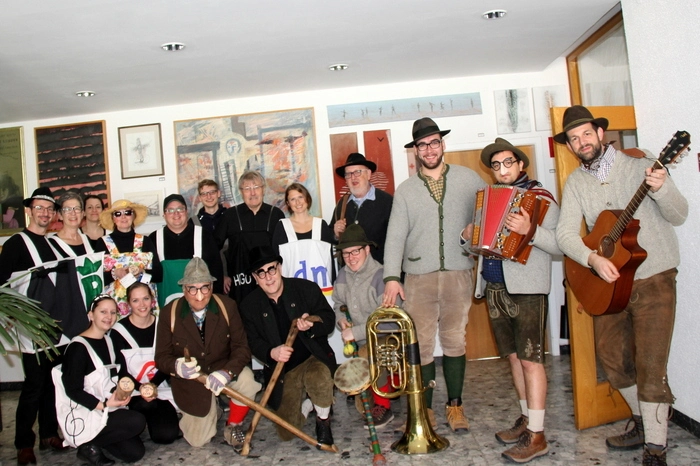 Mit von der Partie ist auch ein „Orchester“ mit Ziehharmonika, Tuba, Gitarre und Teufelsgeige. Zum Abschied wird nach einem Polka- oder Walzertanz mit der unverheirateten Dame das Lied „Ich sag Dankeschön mit roten Rosen“ angestimmt.