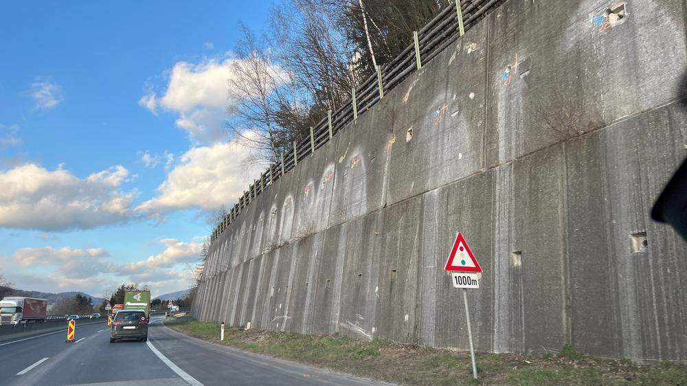 An der S6 zwischen Leoben Ost und Niklasdorf werden bis Mitte 2024 bis zu 100 Meter lange Anker in die Betonwand gesetzt
