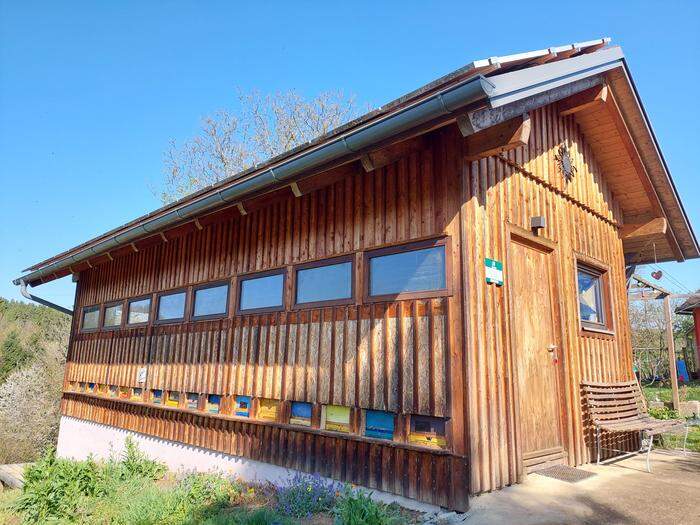 Die selbstgebaute Imkerhütte, nach Süden hin ausgerichtet