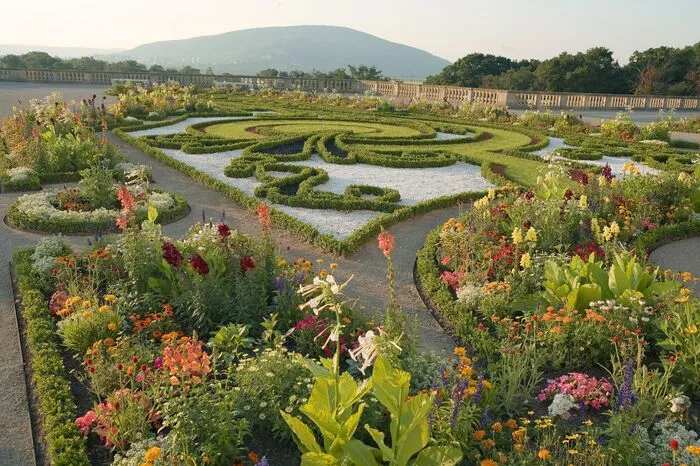 Rund um Schloss Hof im niederösterreichischen Marchfeld hat Feldherr Prinz Eugen im 18. Jahrhundert eine der modernsten und aufwändigsten barocken Gartenanlagen des Habsburger Reichs geschaffen. Auf sieben sanft zum Fluss March hin abfallenden Terrassen können Besucher heute Blumenfelder, Steinskulpturen und kunstvolle Brunnen bestaunen. Symmetrisch angelegte Broderiebeete mit Buchs, Rabatten und farbigem Kies erinnern an feine Stickereien und waren schon zur Barockzeit Glanzstück des Parks. Zudem laden weite Obstwiesen und Rasenflächen zum Picknicken ein. www.schlosshof.at