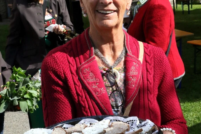 Beim Erntedankfest gesehen wurden unter anderen Pfarrgemeinderatsobfrau Brigitte Kriegl (Foto), Bürgermeister Alexander Benedikt mit seinem Vorgänger Manfred Mitterdorfer, Mesnerin Gerti Kuess, Tierärztin Karin Hochsteiner, Unternehmer Mario Krassnitzer, Trachtengruppe Althofen-Obmannstellvertreter Walter Seirer sowie Bürgermeister-Kandidat Walter Zemrosser. 