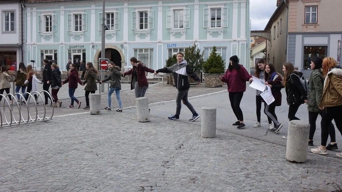 Eine Menschenkette auf dem Hartberger Hauptplatz bildeten Schülerinnen und Schüler der HLW und des Gymnasiums.