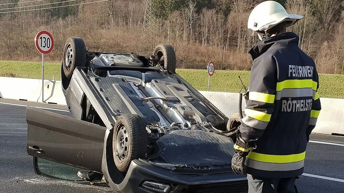 Der Wagen blieb am Dach liegen