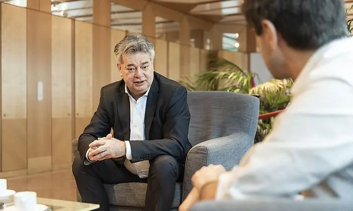 Vizekanzler Werner Kogler in seinem Büro im Wiener Amtsgebäude Radetzkystraße.