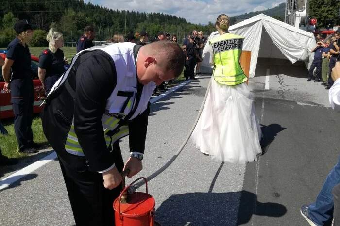 Beim "Absperren" musste das Paar sein Geschick an der Kübelspritze unter Beweis stellen.