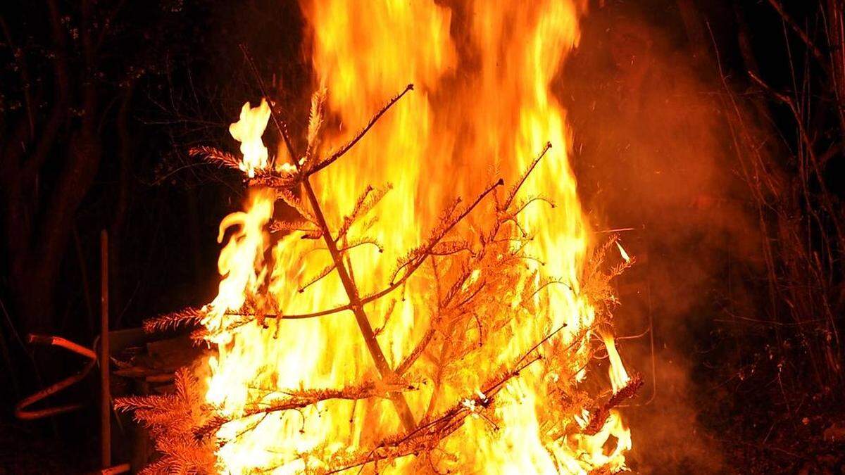 Der Baum begann durch den Funkenflug des Sternspritzers sofort zu brennen (Symbolfoto)