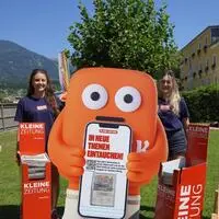 Leonie Fister und Annika Haas betreuten samt Koini die Besucher der Bädertour